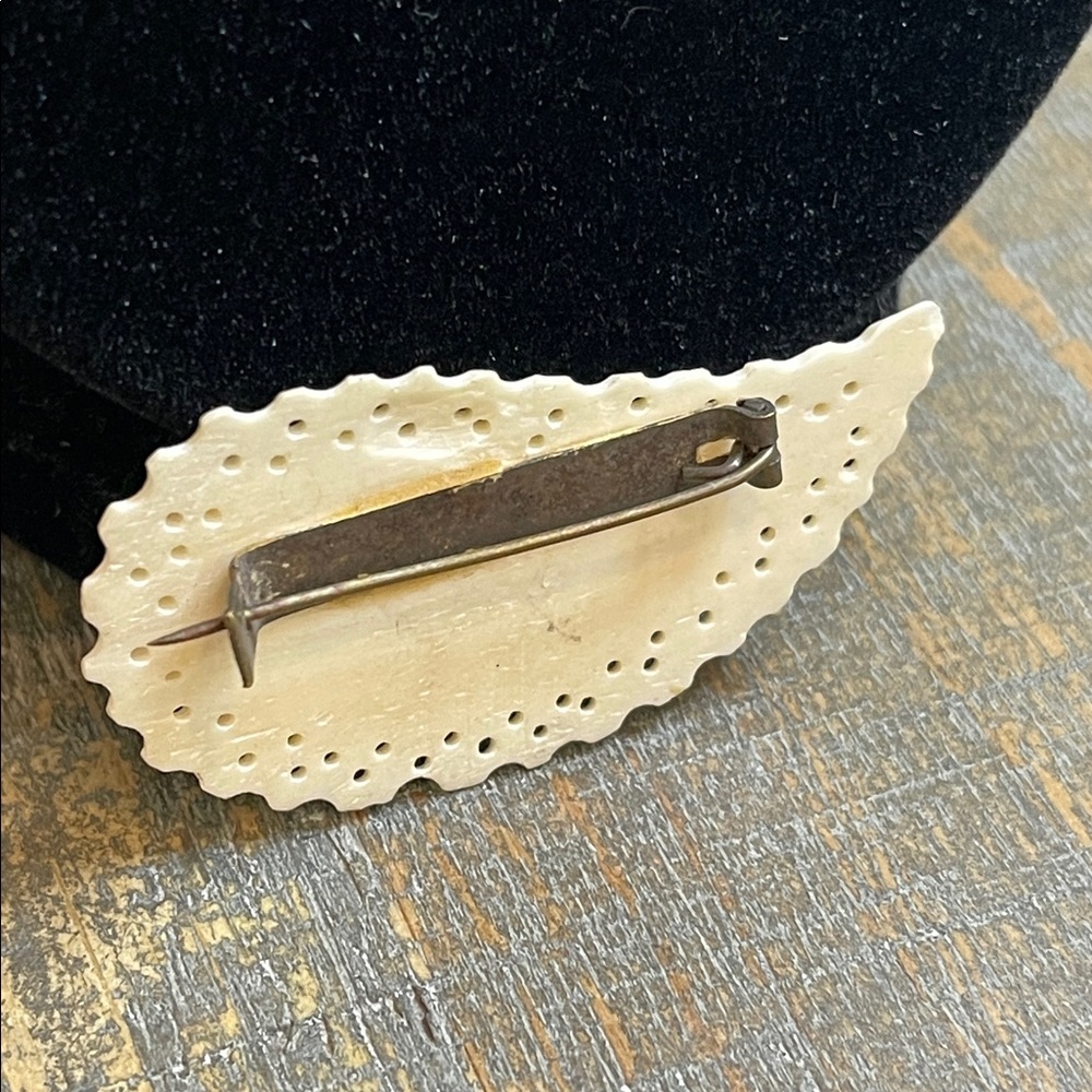 ❗️SOLD❗️Antique Hand Carved Bone Flower Teardrop Design C-Clasp Brooch - Picture 4 of 8